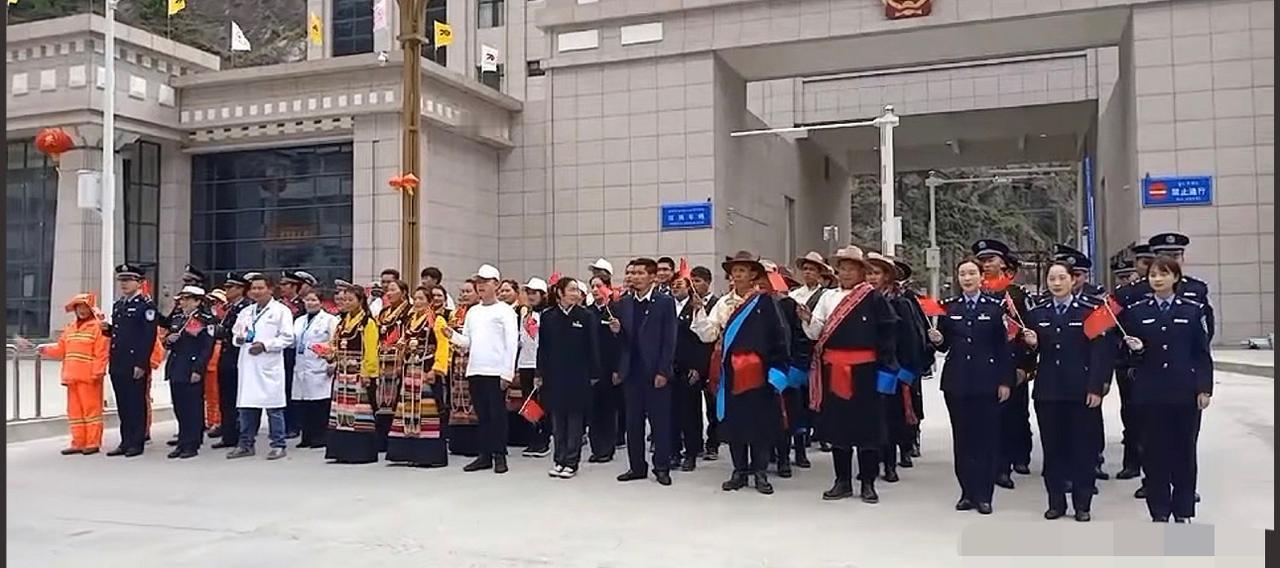 这是吉隆口岸人员之前参加集体活动时的大合照，从大家穿的不同衣服可以看出口岸分有很