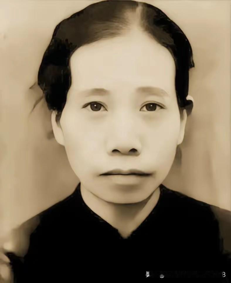 1943年常德会战，一群日本兵与一名中国军人展开了白刃战。刺刀劈开钢盔，一头长发