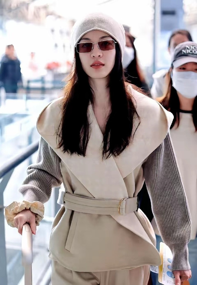 腰细腿长机场杀疯了​​钟楚曦这次现身，直接把机场走成秀场。收腰短外套掐出蚂蚁腰