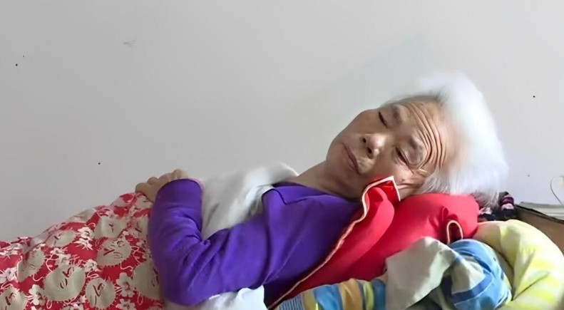 5床病人10：30已经进入弥留之际，病房里冷冷清清的，只有他妻子默默的在给他擦洗
