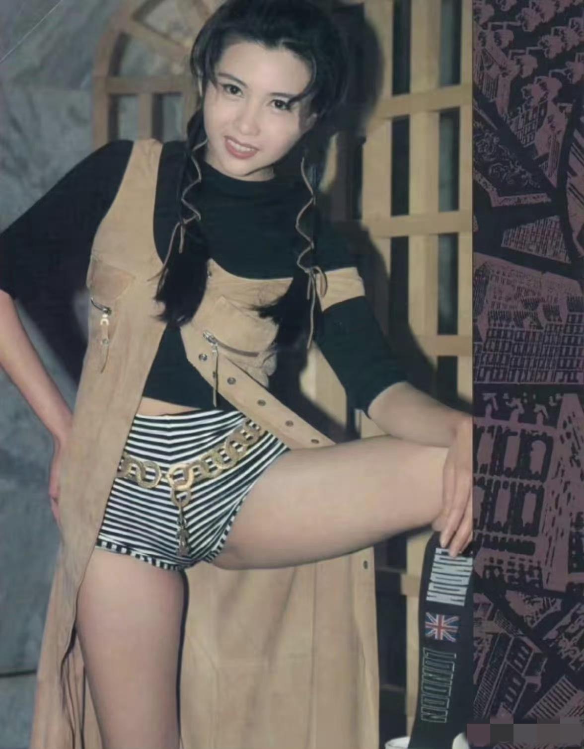 邱淑贞这身造型虽显大胆，却神情自然，透出健康活力的气息，与当下一些刻意迎合审美、