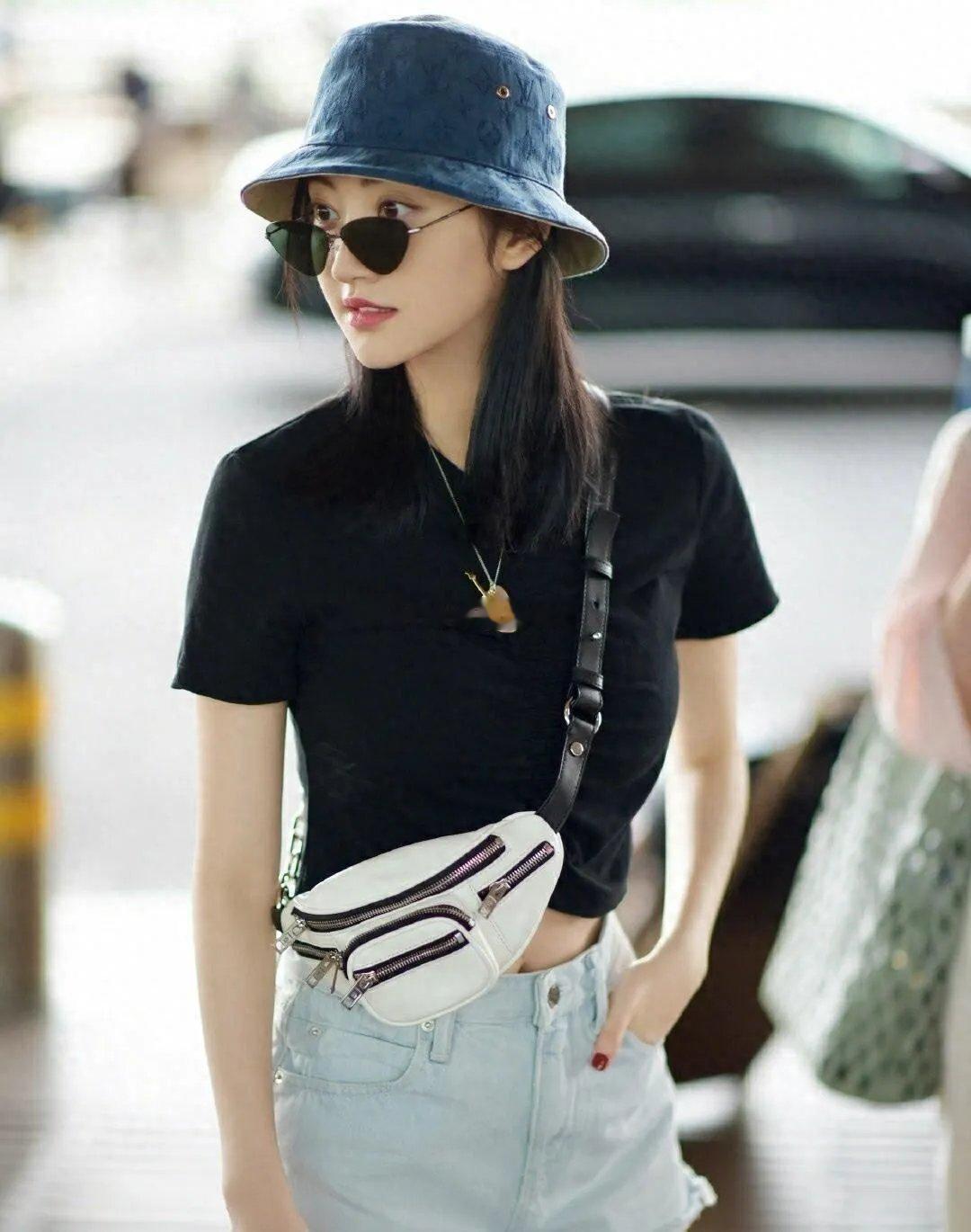 景甜i紧身T完美贴合身形，勾勒出窈窕曲线，牛仔短裤活力四射，大秀修长美腿渔夫帽一