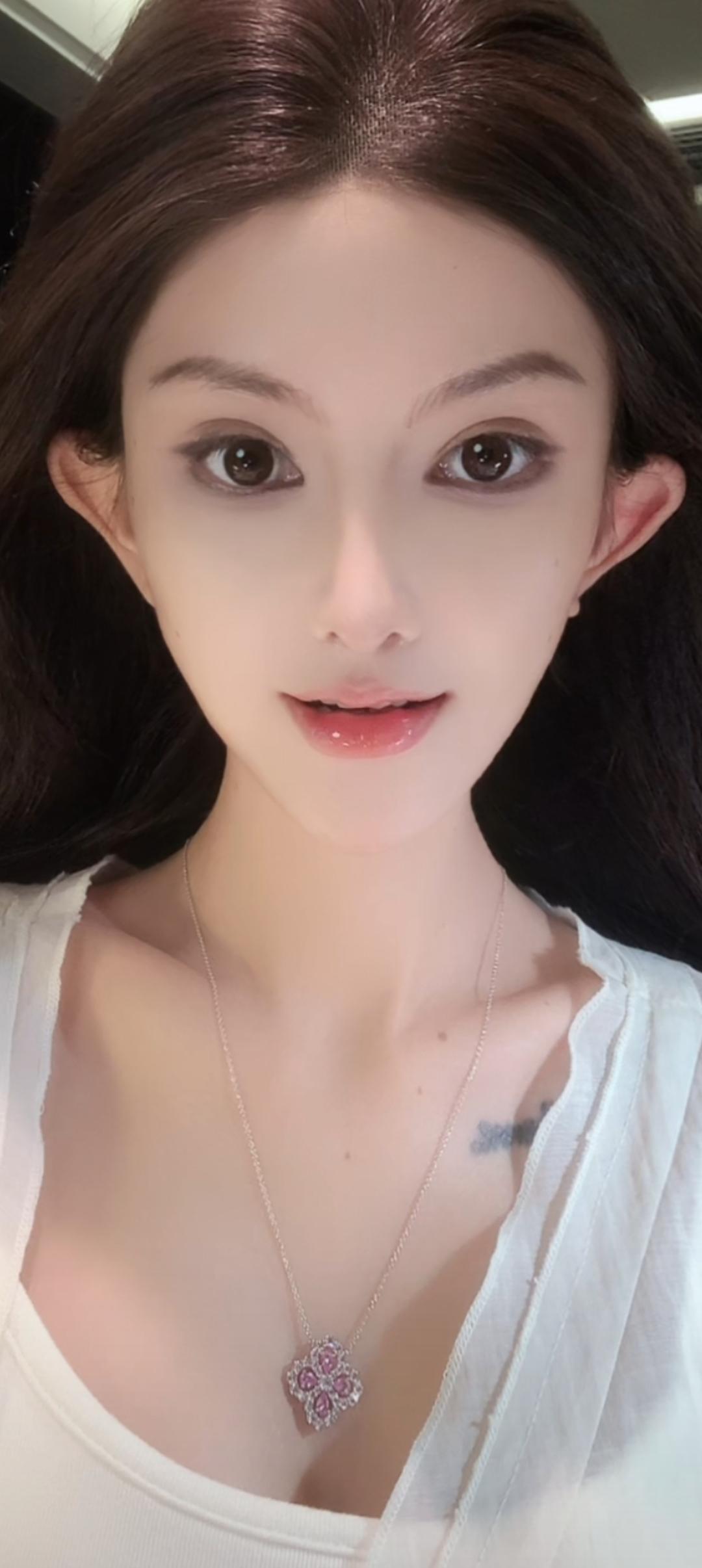 这个小姐姐戴了条漂亮项链。