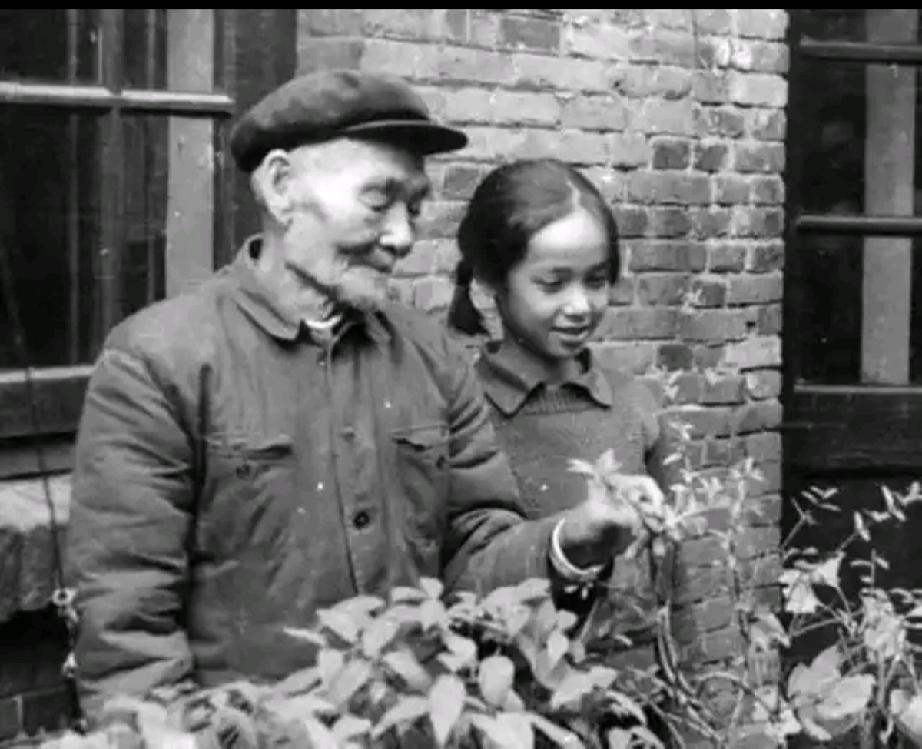 小时候的蒋雯丽是由姥爷一手带大的，名字也是姥爷给取的。蒋雯丽的父母工作忙，便把