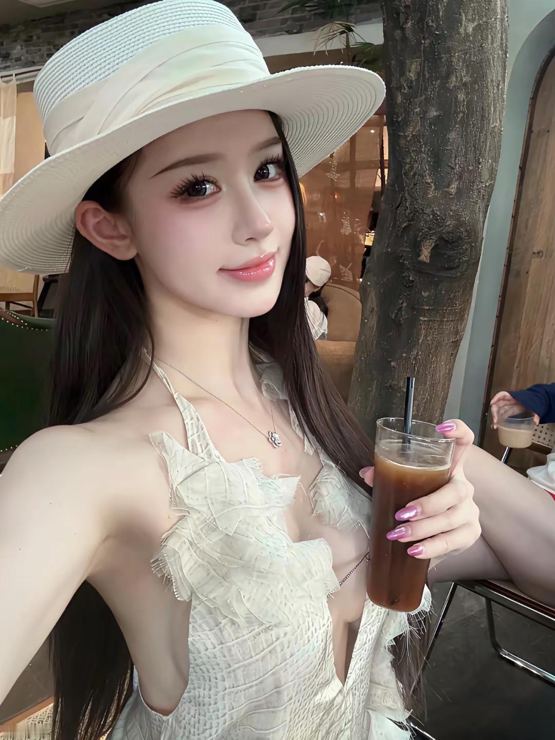 美女的美丽瞬间分享美女长相要漂亮，素颜也漂亮，身材比例好，性格温柔开朗活泼