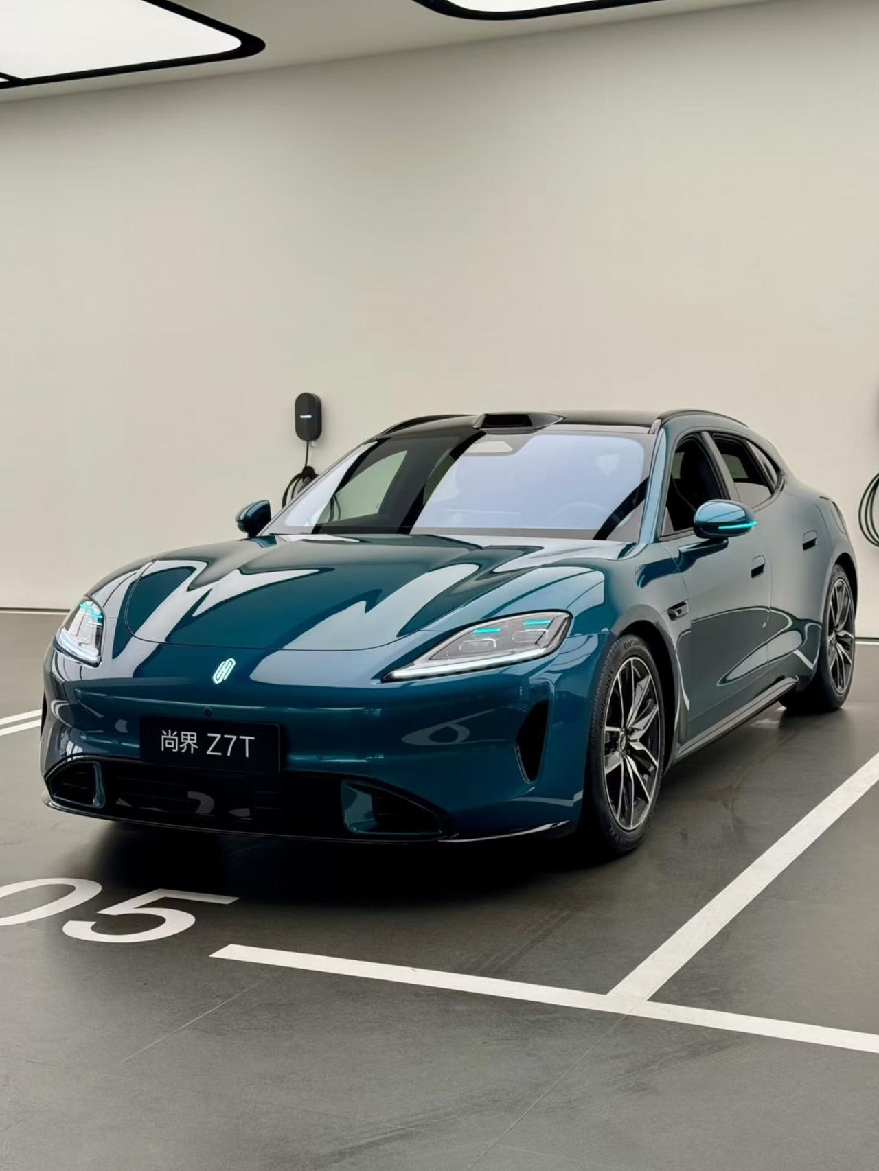 国内的新能源轿跑车型真要一条路黑了，从su7开始到现在的尚界，外观全是模仿。尚界