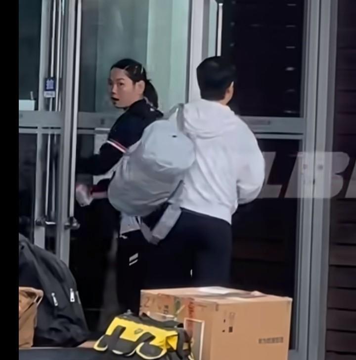 9.24新鲜下训莎莎。今天下午莎莎下训的时候，她和佳佳一起下车，一起走进公寓大门