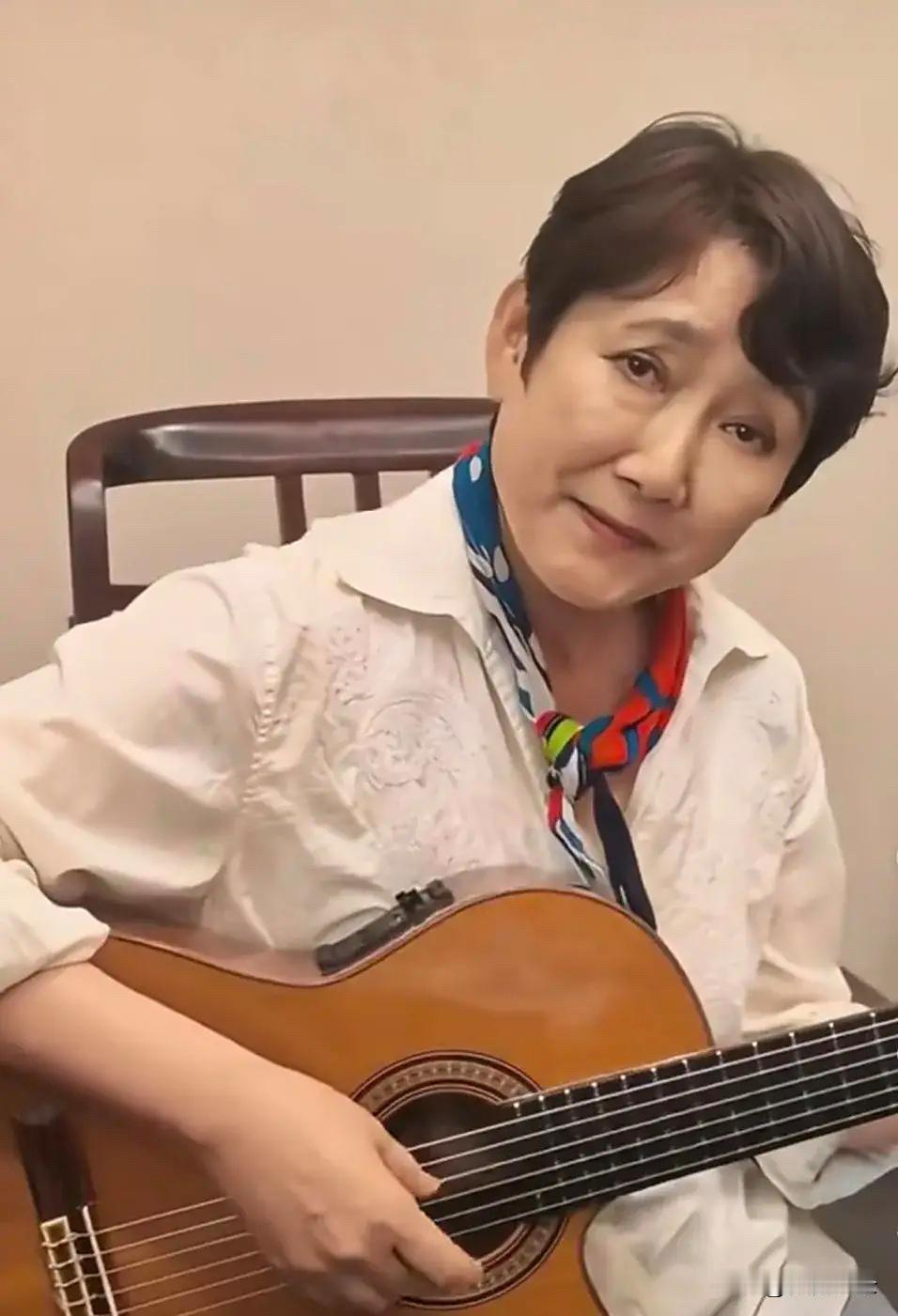 成方圆，印象中的她多才多艺，尤其擅长自弹自唱！如今岁月的沧桑写在她的脸上，眼角纹