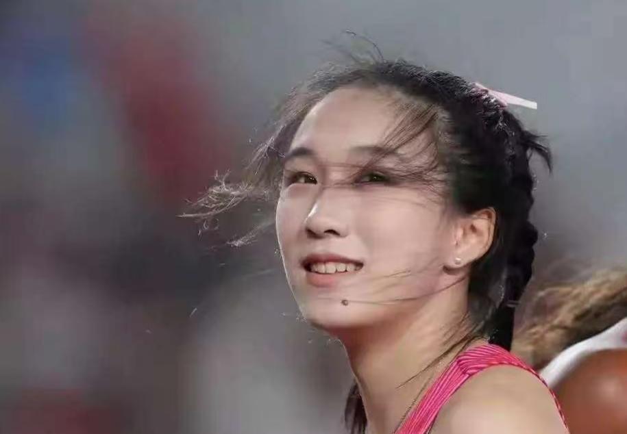 落后近两个身位接棒还能绝地反杀！夺金后的陈妤颉冲着镜头眉飞色舞：“三金一银我太牛