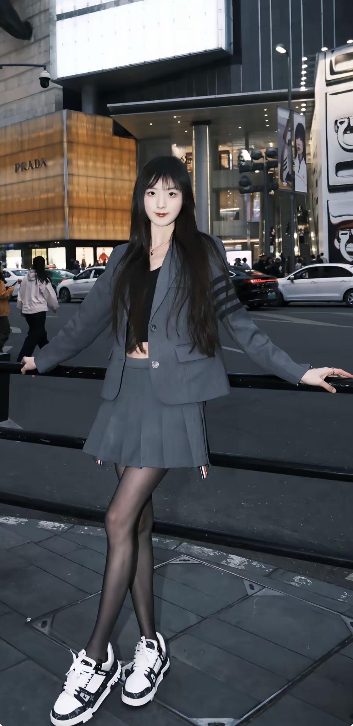 都市时尚少女，黑白配穿搭，街拍达人！👗👠👟