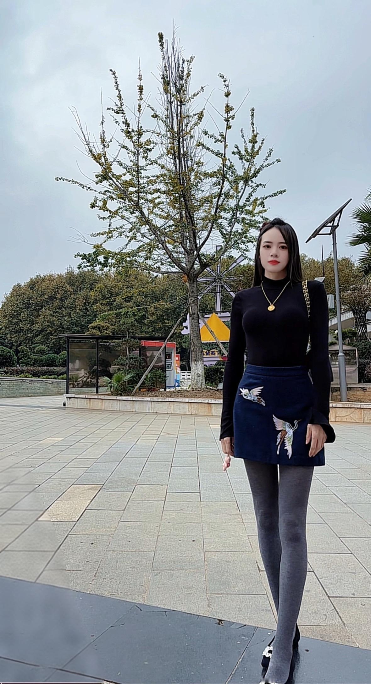 厚灰已经穿上了，大家帮我旁边p个商务男吧