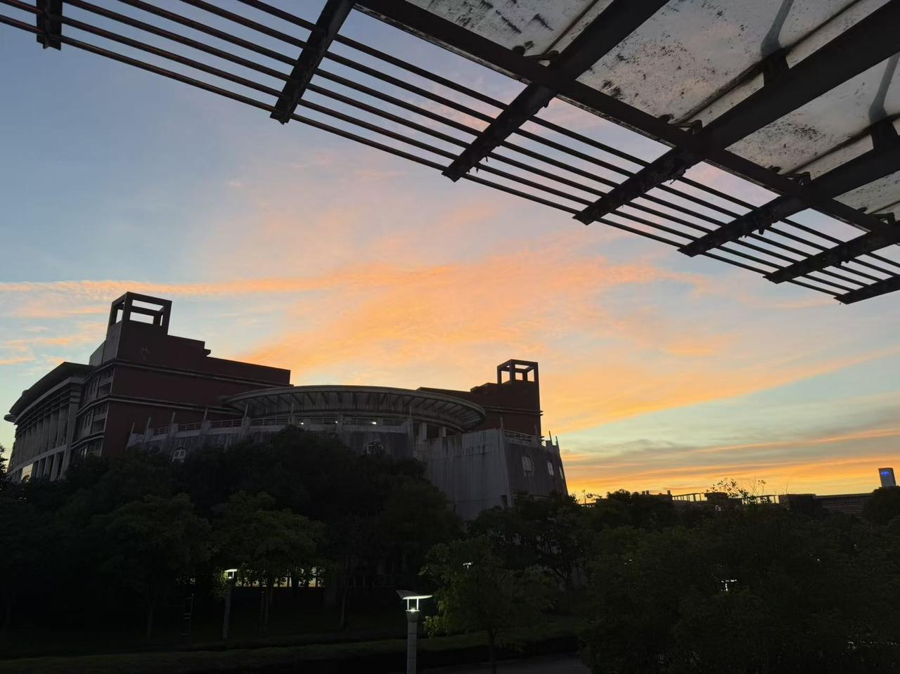 以后房子真的会跌到送都没人要吗？今天看到一个谈房的小伙子说，以后的房子呀，还真