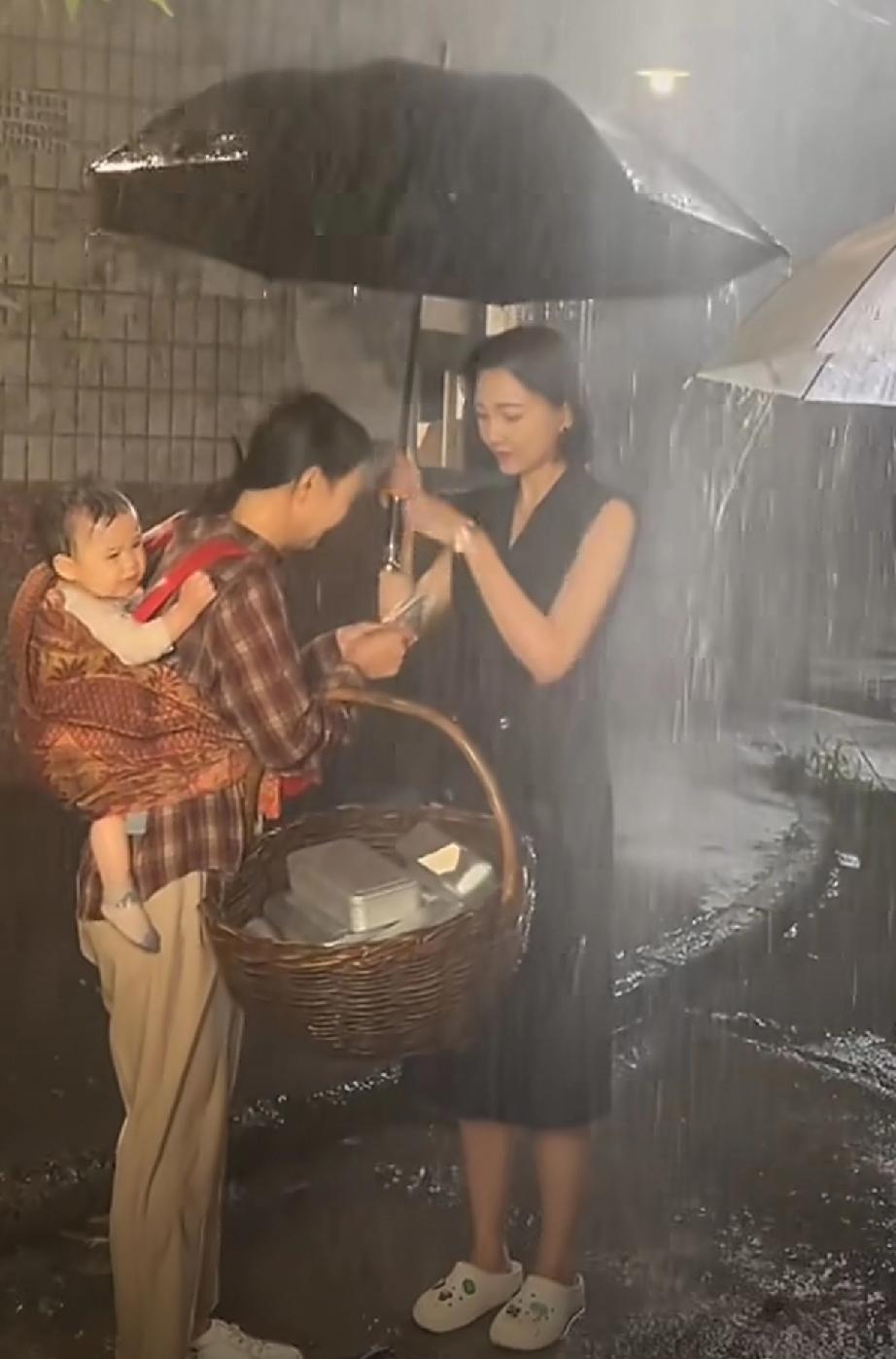 800块让孩子淋半小时雨，短剧的底线在哪？今天刷到个消息，气得我半天缓不过神