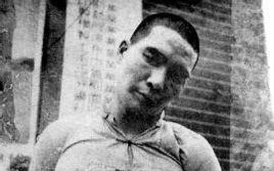 1950年，托儿所的女所长去买菜，发现菜贩子有些眼熟，说话时还带有河南口音，经过