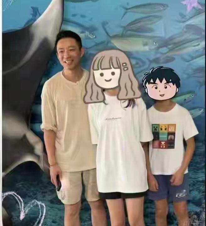 汪小菲一个人带着两个娃在香港玩了三天，没请保姆也没找亲戚，真成“超级奶爸”了！