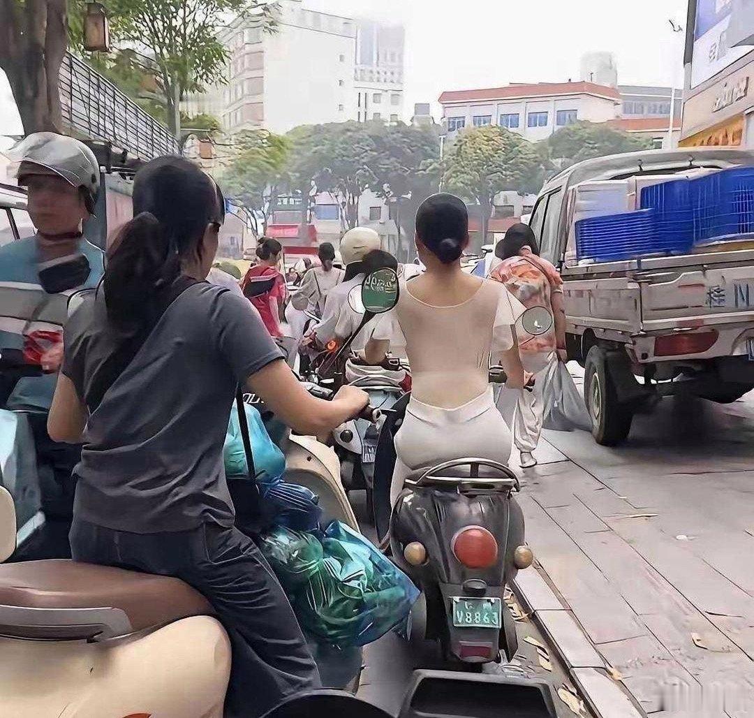 好想提醒她一下又怕太尴尬了！