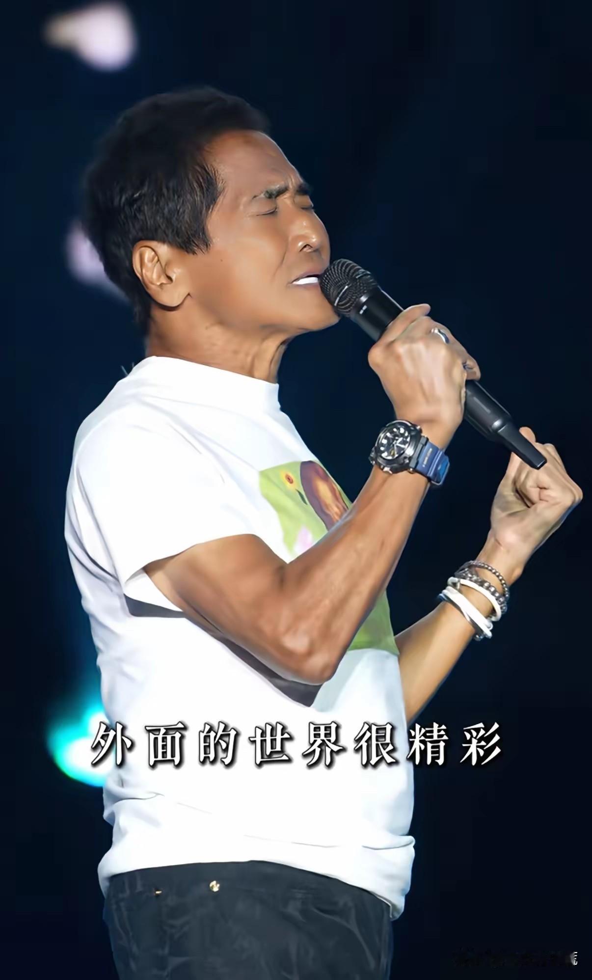 昨晚湾区晚会上，我姐姐看到齐秦出场演唱，突然就哭了。齐豫唱完，齐秦上场，穿牛