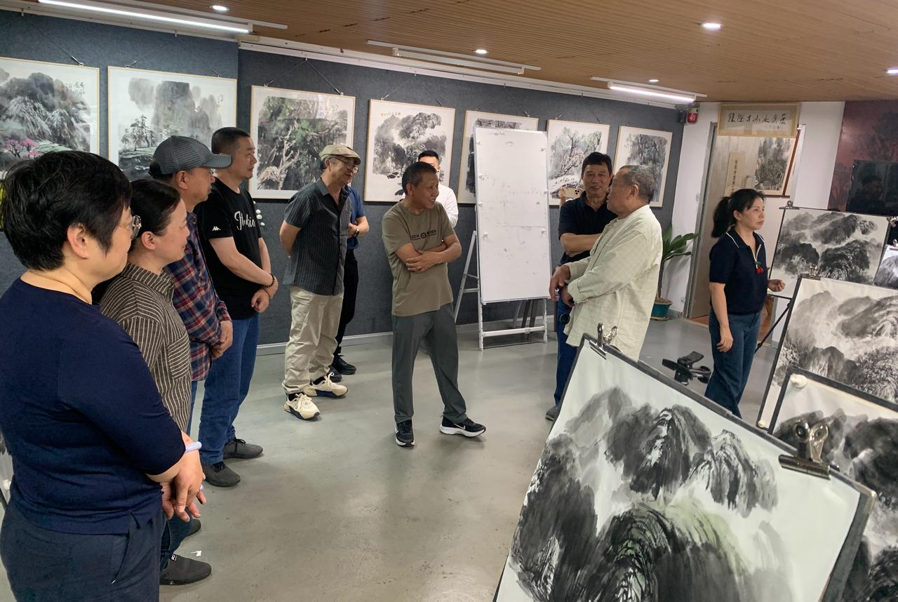 写意山水临摹要诀：读懂画、学精髓、求变化。一是临摹前要认真读画，读它的笔墨、