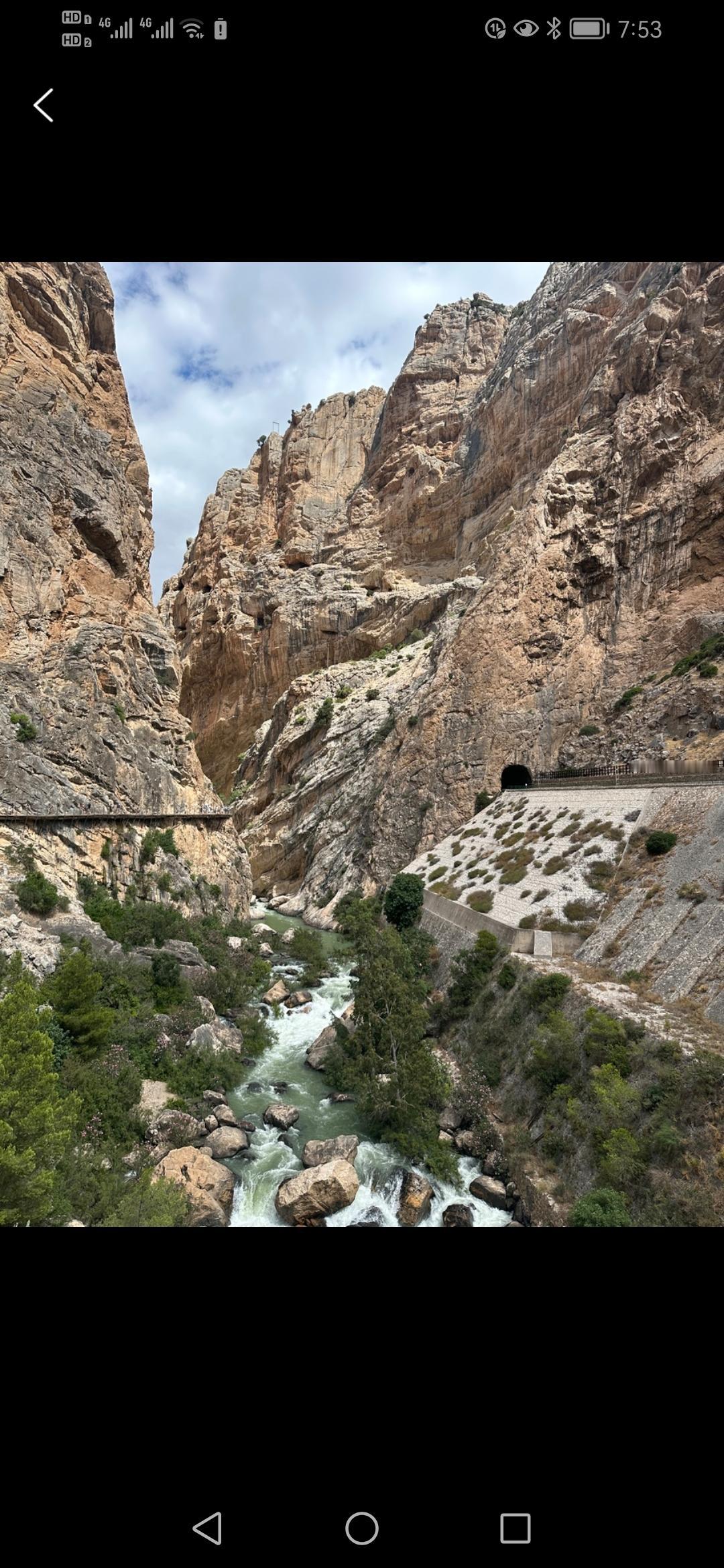 近日，一段关于新疆天山大峡谷景区发生塌方的视频在网络上迅速传播，引起了广泛关注。