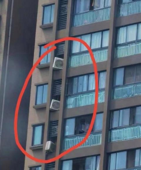 2024年，吉林15岁女孩趁父母不在家，邀请男同学来家里玩。不料，半夜父亲突然回