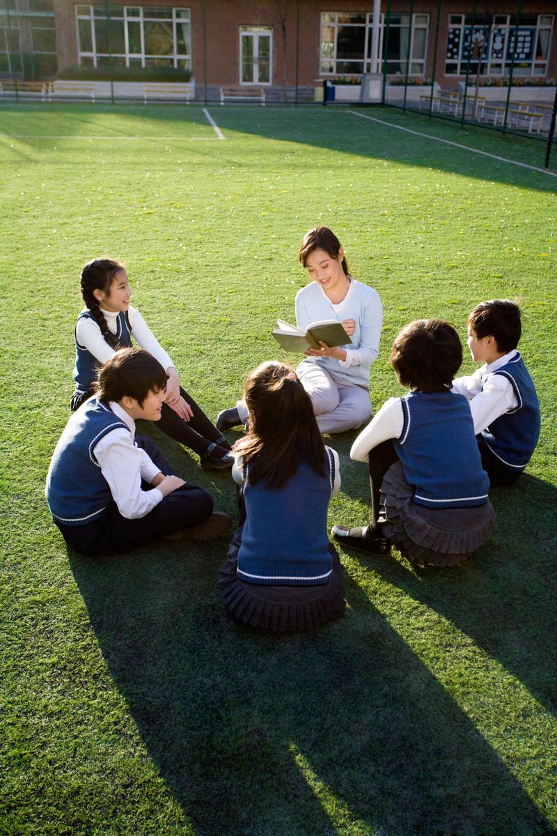 老同学疏远了老同学我的老同学，自从当了官以后，就疏远了同学，可能怕别人找他办事