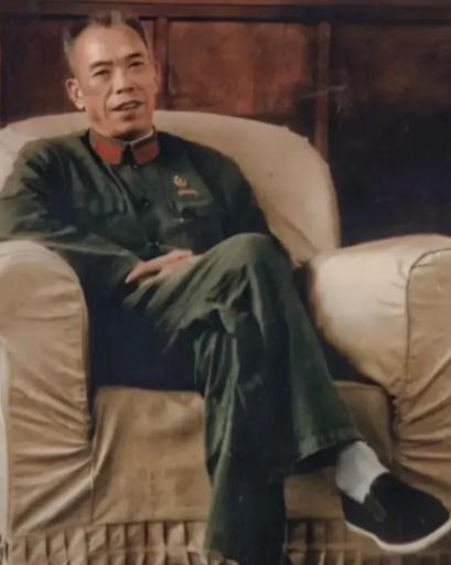 1985年，“万岁军”军长梁兴初离奇猝逝，众多将军悲愤不已，坚持要验尸，夫人却含