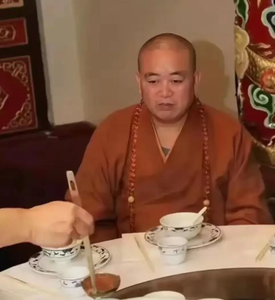 我曾经想过，那么多善男信女去寺庙捐款，这些钱最终流到哪里呢？看到释永信和上百名情