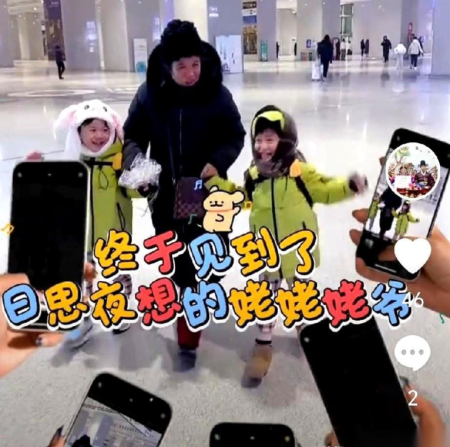 小雪总算带着俩儿子，安安和佑佑，回到了日思夜想的姥姥家。画面本该是团圆的温馨，