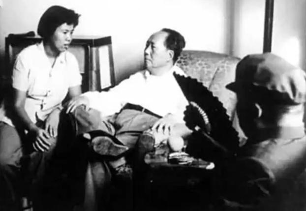 毛主席70岁生日那天，陈毅和罗瑞卿过来给老人家贺寿，主席笑着说，你们这是要敲我竹