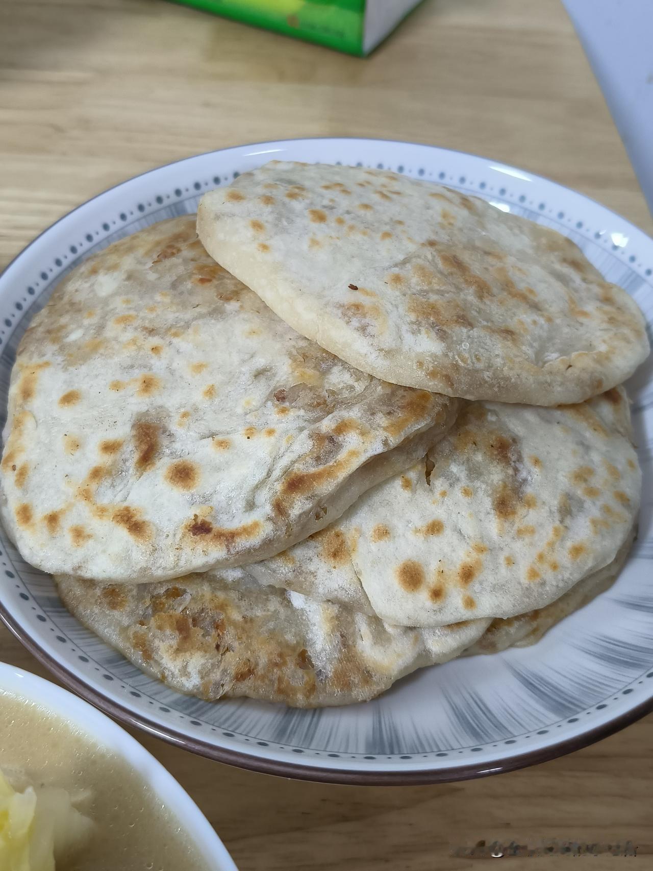 今天晚上做了一个油渣饼，很好吃😋这个油渣饼不常做，只是买肉剃下来的肥肉，留