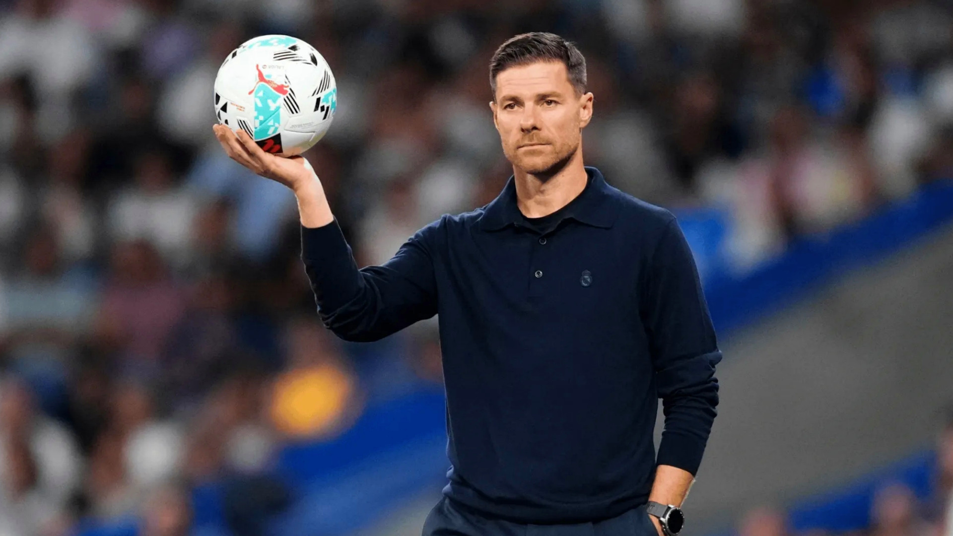 据媒体报道，皇马高层决定，将是否处罚维尼修斯的决定权交给阿隆索。是让情况过去，