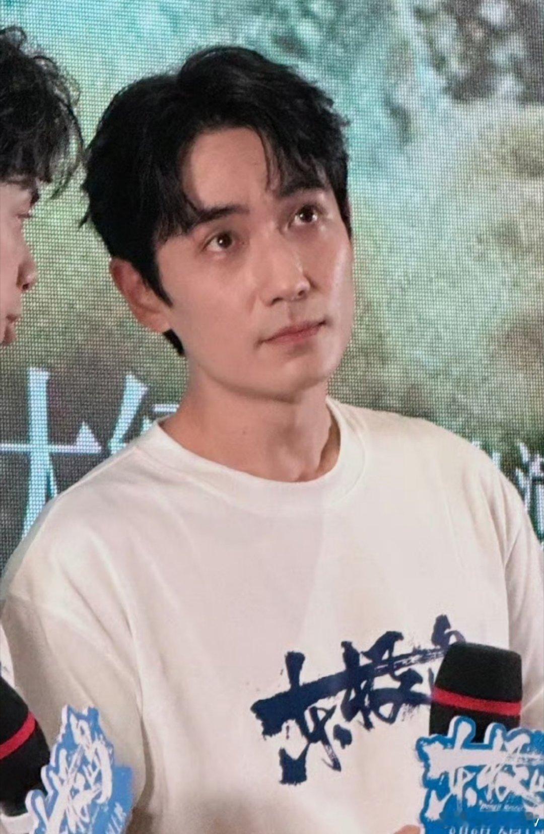 朱一龙东极岛直播天生的大荧幕脸，太有质感了，这次的角色跟以往的都不同，有亿点期