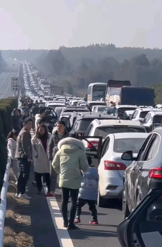 广东佛山，有一名男子在网上诉苦，他今年年底买了一辆新车，本来想着一家人风风光光开