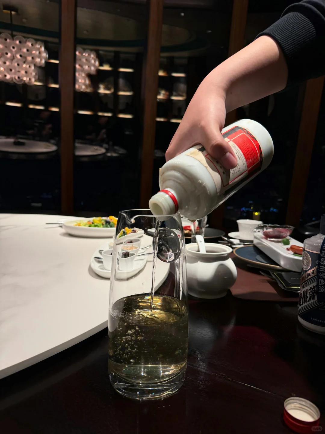 桌上认茅台，身上穿始祖鸟，衬衫必选欧定，这不是什么玄学，而是一套高阶社交密码，更