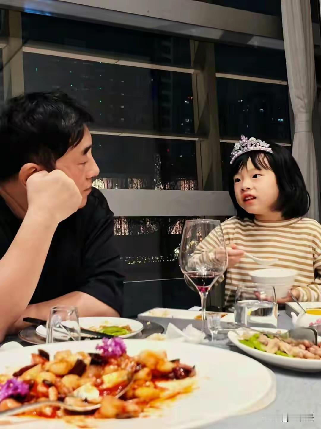 近日，吕方带着妻女到北京旅游吃烤鸭，5岁的女儿大方出镜，很可爱，一看便知道小姑娘
