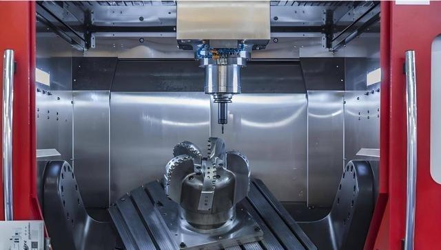 绝不向中方出售？国产重器实现0.01毫米突破，终结日本天价进口。谁都忘不了工厂里