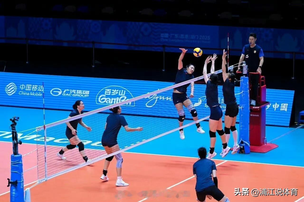 张常宁出任江苏女排主力主攻。从球友发布的江苏女排澳门球馆训练照片来看，江苏女排的