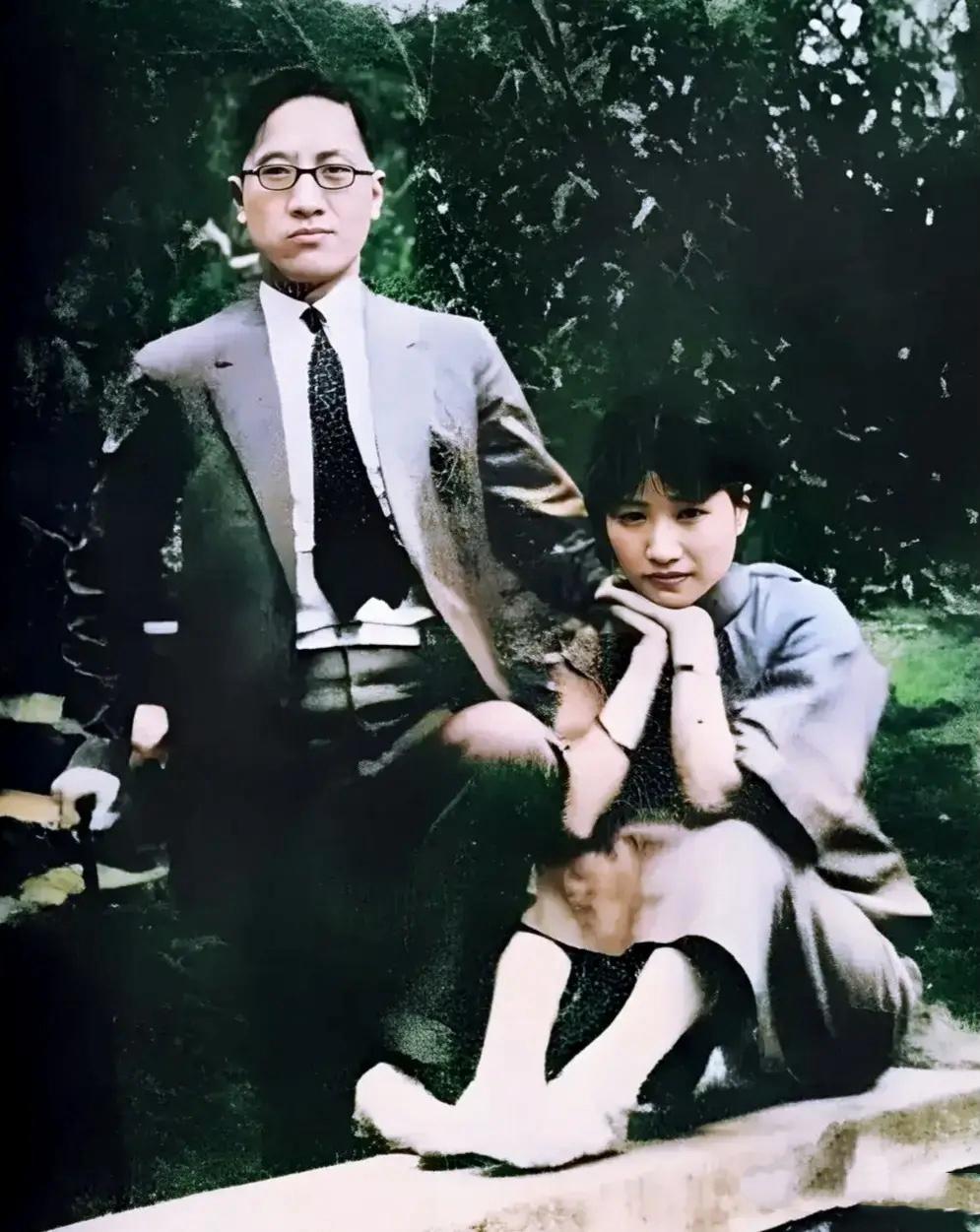 1927年，徐志摩和陆小曼新婚不久后出游的一张合影，也是两人当时最为甜蜜的时刻，