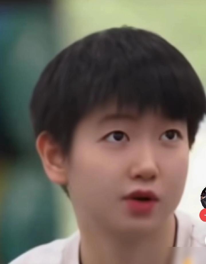 莎莎真是800个心眼子，想吃鸡爪子，竟然来这么一出，莎莎对妈妈说，“妈妈我有点不