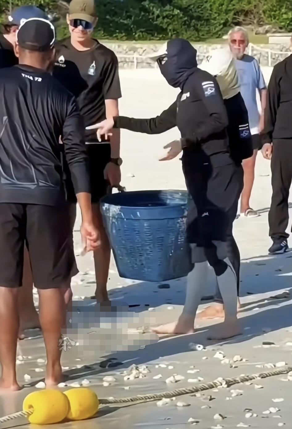 苏提达王后以身作则，爱护环境：帆船比赛结束后，她带领队友主动清理卡伦海边垃圾。