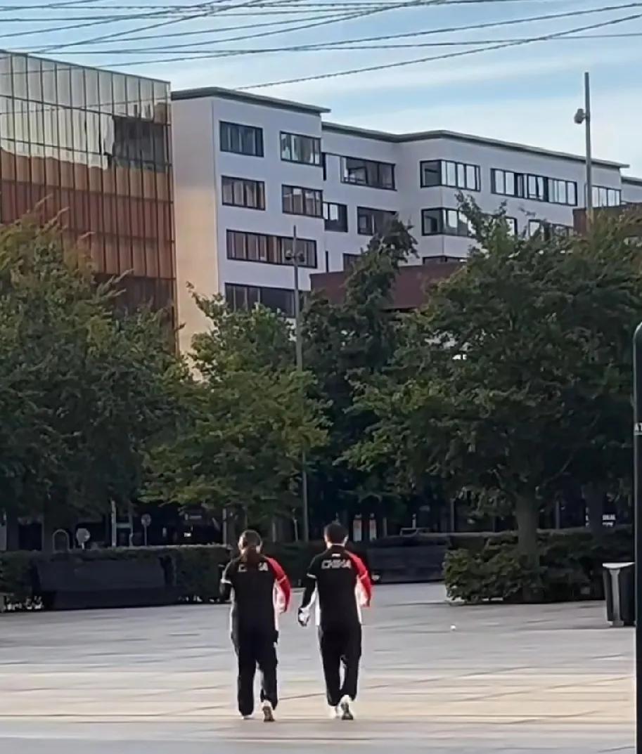 莎宝和何卓佳的有爱瞬间刚刚刷到孙颖莎和何卓佳并肩走路的视频，这背影也太像啦