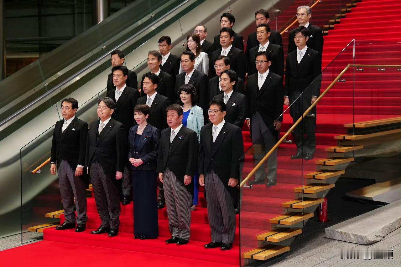 高市早苗内阁合影……日本人普遍存在的罗圈腿体态，与西式燕尾服的挺拔线条看似违和，