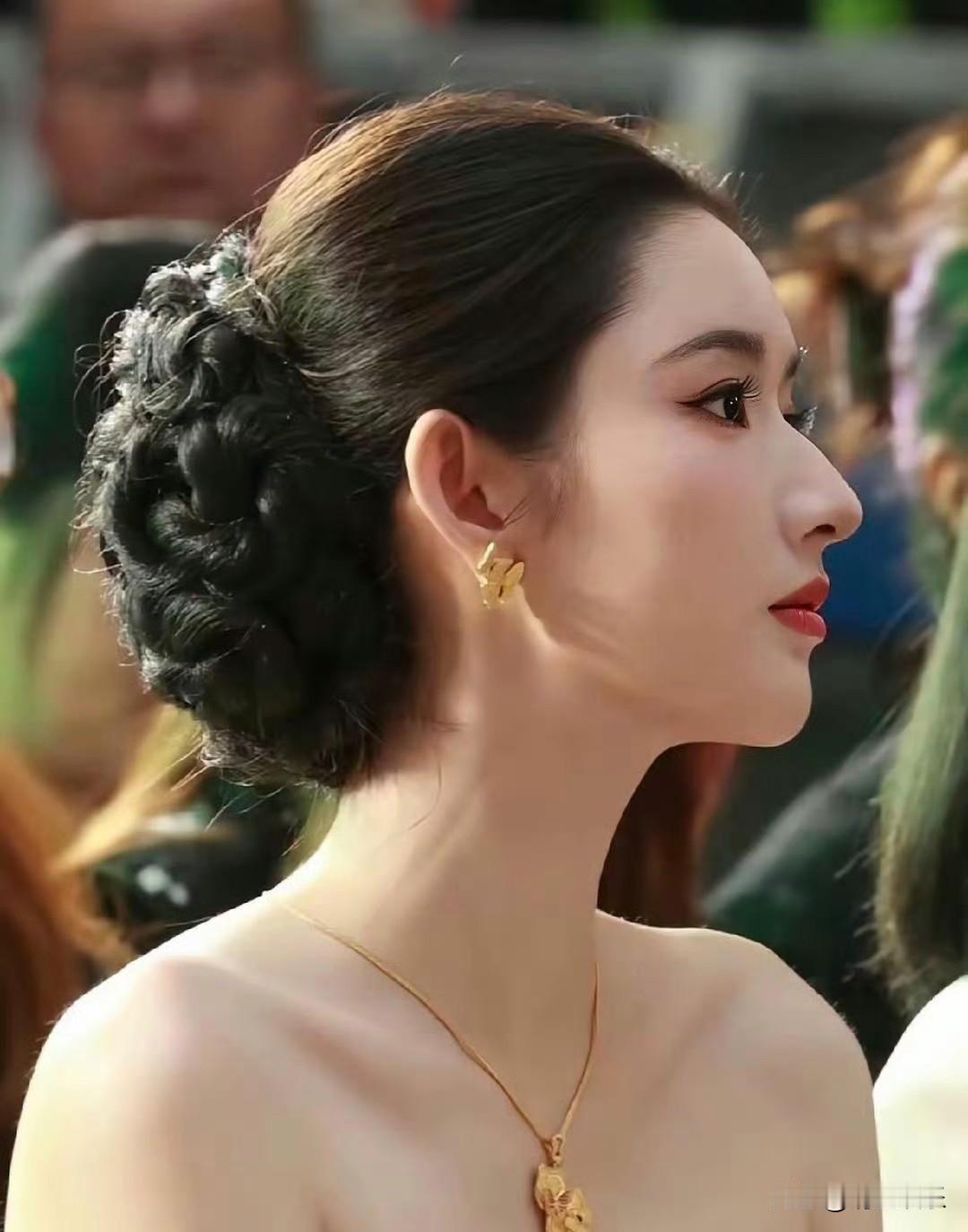 黄金贵了就是不一样，明星都是带黄金的，以前都是带别的项链