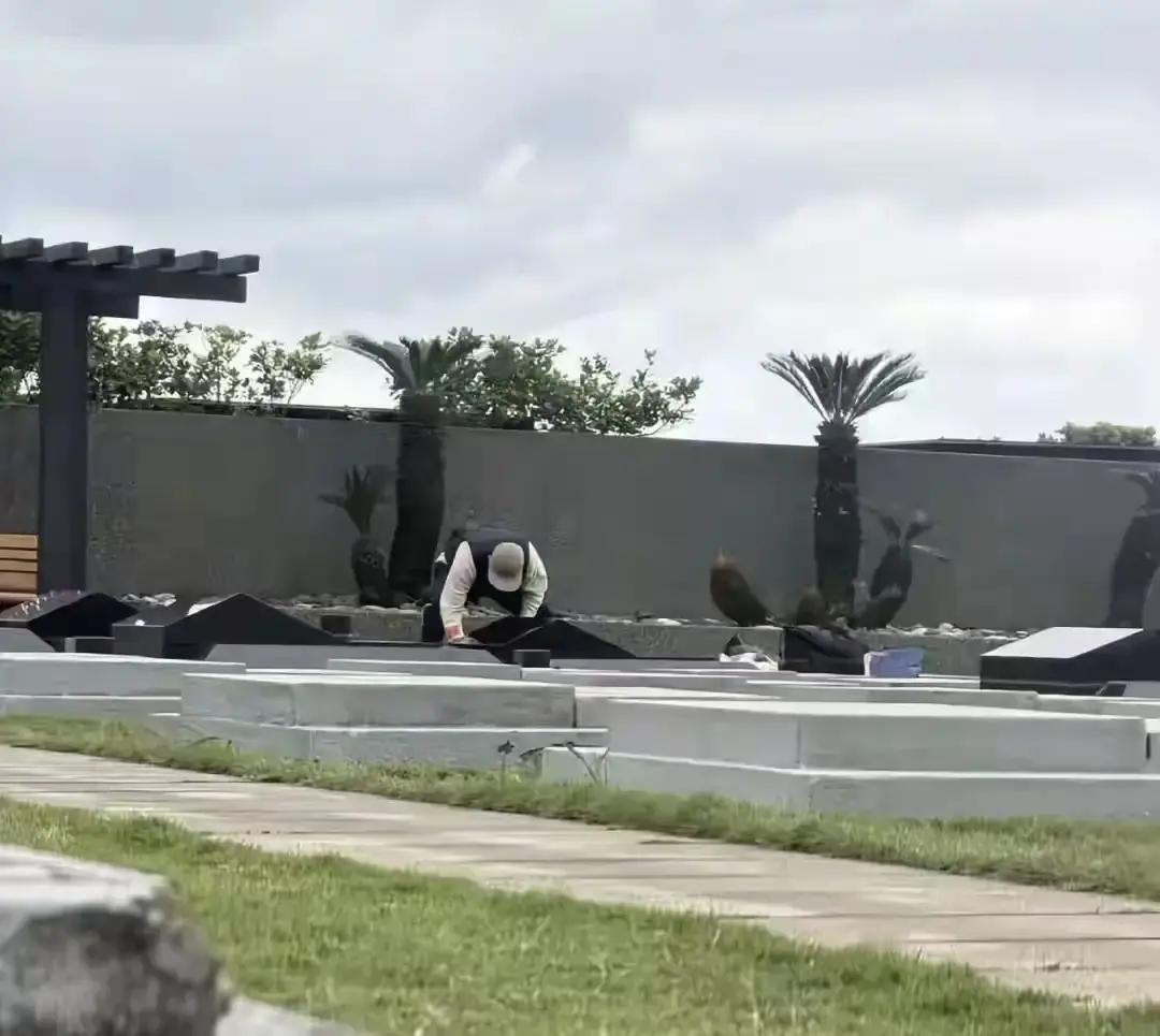 守墓第300天，他还在擦碑昨天，金宝山有人撞见具俊晔。他拎着一把折叠椅，没