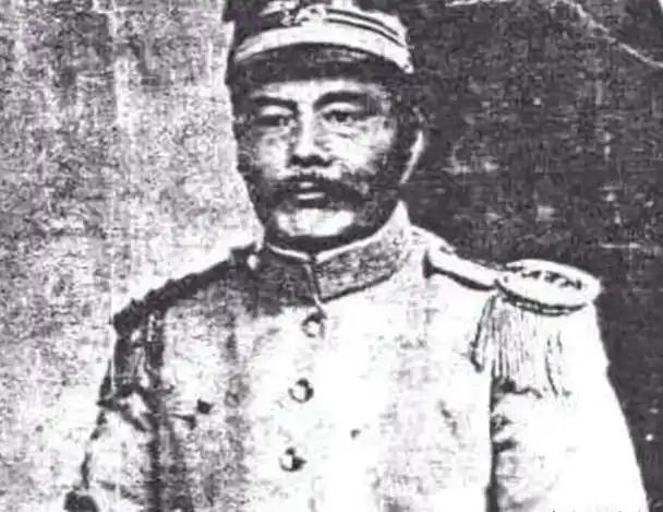 他才是民国上海滩第一大佬，连杜月笙都怕他，日本人还称他为魔鬼一提到民国上海滩