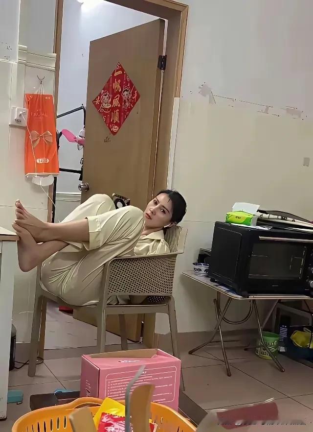 这个小媳妇有点儿懒，——谁要带走！