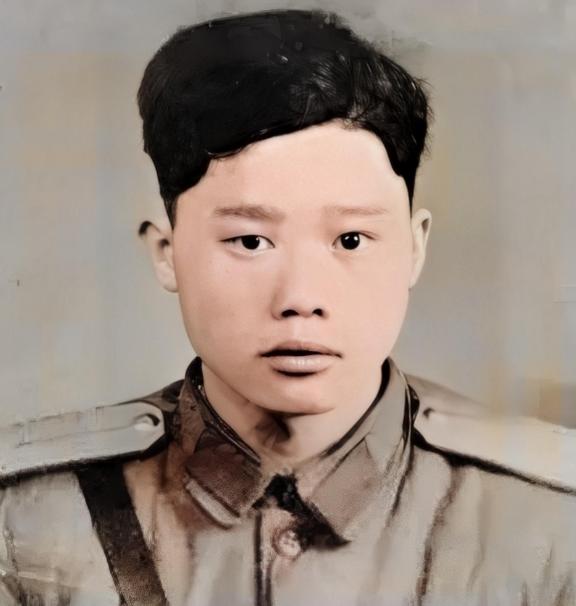 1951年1月28日，志愿军战士潘天炎因为生理需要去附近的草丛解决，却意外发现阵