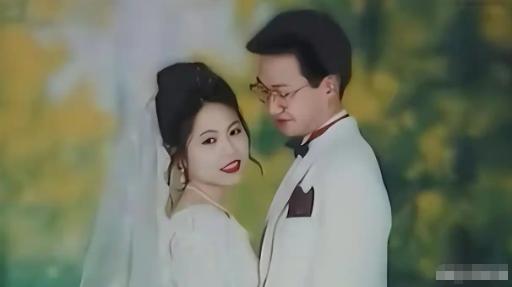 2003年9月11日夜晚，在江苏，麻醉科医生邱小强趁着妻子洗澡的空档，悄悄往她的