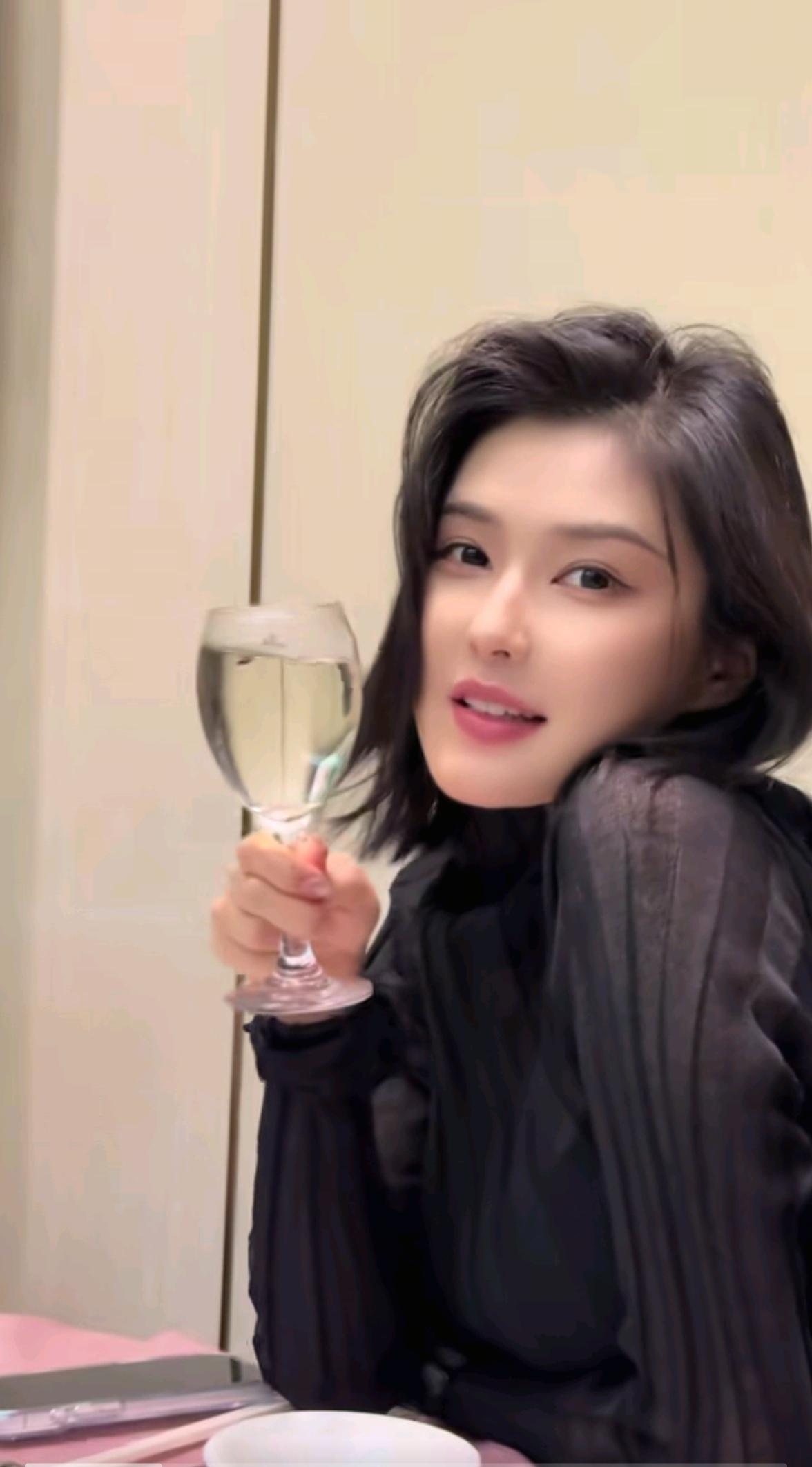 车模程儿，优雅举杯，享受美好时光🍷✨