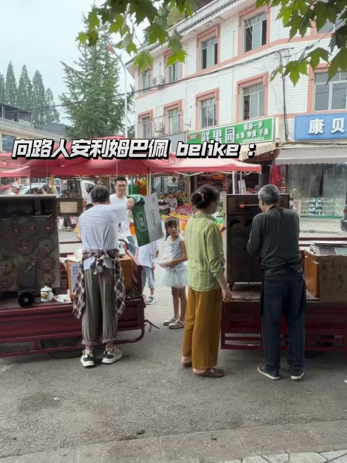 四川球迷大爷的应援比我想的还要卷谁懂啊，成都大爷才是应援天花板！不搞花里胡哨，直